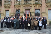 Foto de familia de autoridades y premiados al trmino de las jornadas