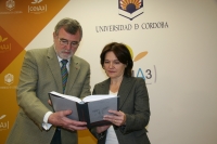 El rector y Celia Fernndez hojean uno de los volmenes antes de la presentacin