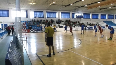 Un momento del encuentro de balonmano entre la UCO y la UGR