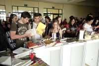 Entrega de libros y claveles en la Biblioteca Maimnides de Rabanales. .