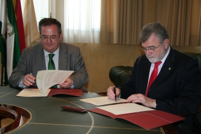 Baldomero Moreno y el rector en un momento de la firma