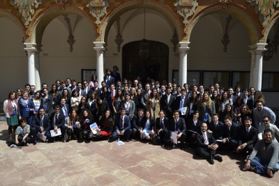 Foto de familia de los participantes del III Torneo de Debate 