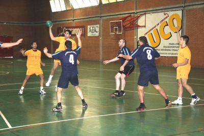 Un momento del partido de balonmano contra la Universidad de Almeria