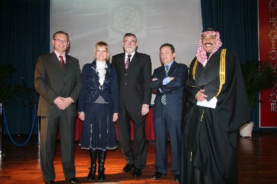 En el centro el rector, con los galardonados con motivo de la celebracin de la festividad de Santo Toms de Aquino