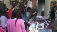 Un momento de la recogida de firmas en la Facultad de Ciencias de la Educacin.