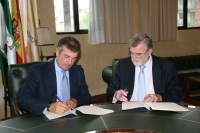 Diego Palacios (izq) y Jose Manuel  Roldn, durante la firma.