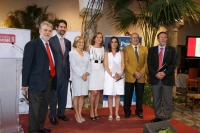 Foto de familia de autoridades y premiados al final del acto 