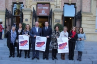 Autoridades en la fachada del Rectorado tras la lectura del manifiesto