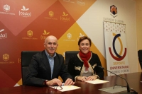 Jos Matas y Esther Cabrera, en el momento de la firma del acuerdo