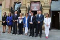 Foto de familia de autoridades asistentes al acto inaugural del Congreso que se ha celebrado esta maana en el Rectorado.