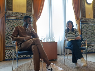 Sani Ladan junto a Elena Lázaro en la presentación del libro &#039;La Luna está en Duala&#039;