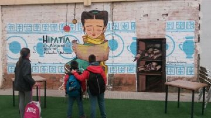 La Universidad de Córdoba llena las calles de la ciudad con grafittis de personajes científicos