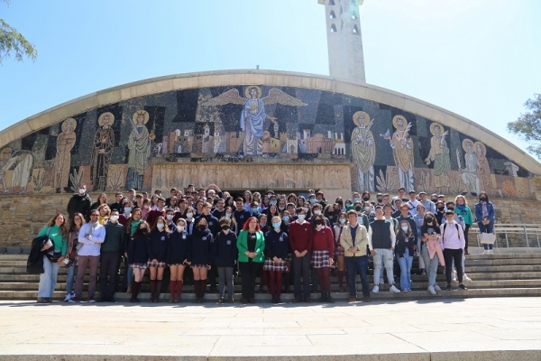 La divulgadora Clara Grima, junto a los centros escolares participantes en la nueva edición de Lee Ciencia.