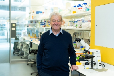 El Premio Nobel Paul Nurse en el laboratorio