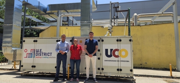 Manuel Ruiz de Adana, María Jesús Romero Lara y Francisco Comino junto al prototipo RACU conectado en un edificio del campus Rabanales