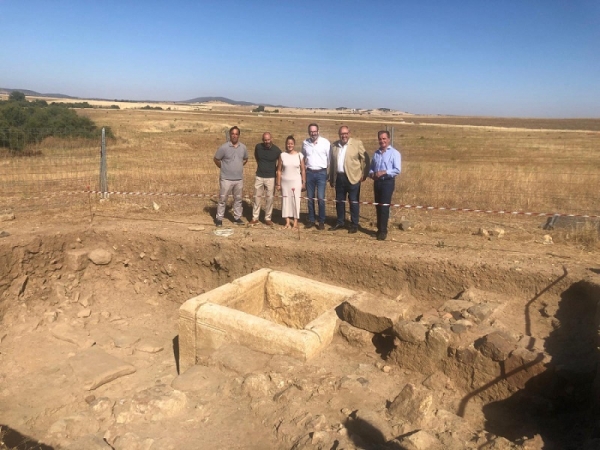 Foto de familia durante la visita institucional a las excavaciones realizadas en Fuente Obejuna