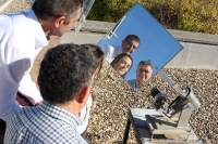 Manuel Torres, Marta Varo y Rafael Lpez Luque, reflejados en el helistato que han creado para iluminar zonas de umbra.