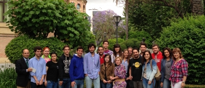 Alumnos y personal de la ORI en los jardines del Rectorado