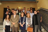 Foto de familia de autoridades acadmicas, profesorado y alumnos del curso