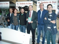 El vicerrector de Coordinacin institucional e Infraestructuras, Antonio Cubero (en el centro), junto con otras autoridades y organizadores de la Semana Verde.