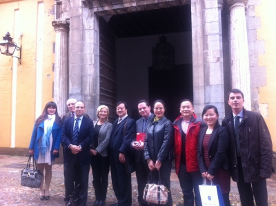 Los visitantes junto a directivos de Relaciones Internacionales  a la salida de la Facultad de Filosofa