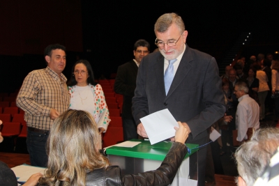 El rector, Jos Manuel Roldn, en el momento de ejercer su derecho al voto