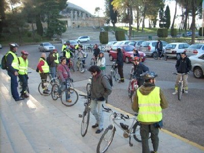 Medio centenar de  personas participaron en la IV marcha ciclista al campus de Rabanales para reivindicar el carril-bici.