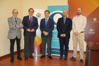 El rector de la UCO, Jos Carlos Gmez Villamandos y el director-gerente de La Azurrafa, Rafael Agera Buenda, junto a representantes de la Univerisdad y del Hospital La Arruzafa