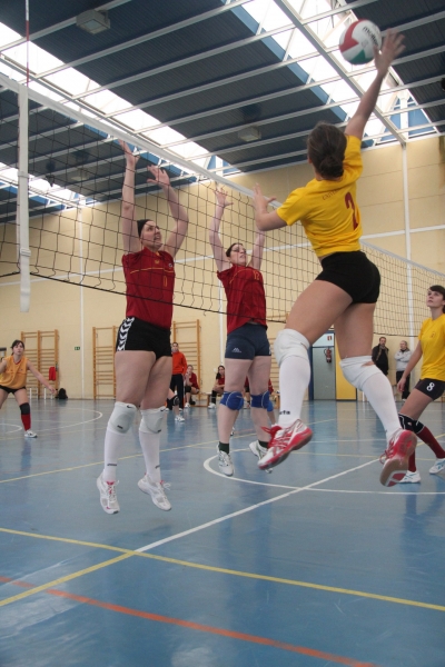 Un momento del encuentro de voleibol femenino