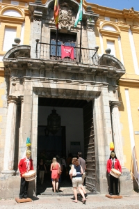 Coliblanco y colinegro en la puerta de la Facultad de Filosofa