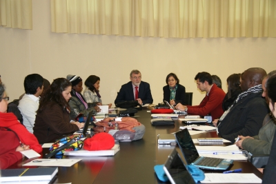 El rector y la coordinadora del proyecto, junto a los integrantes del mismo