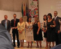 El profesor Manuel Izquierdo recibe el premio C de Consumo de Andaluca en su modalidad de investigacin.