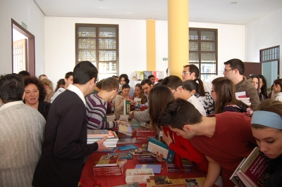 Un momento de la distribucin de libros en la Facultad de Filosofa