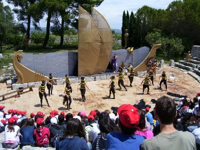 El grupo de teatro 'Prsopon' representa 'Avispas' de Aristfanes en Sicilia