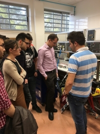 Pedro Valenzuela, alumno del equipo UCO Electric Racing que participa en el proyecto Motostudent, explica a los estudiantes las caractersticas de la moto que estn diseando.