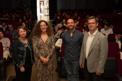 De izquierda a derecha, Alejandrina Urquizar, Jefa de Servicio del IdEP; Cristina Aguilar, vicerrectora de Estudios de Posgrado; Manuel González, divulgador y doctor en Astrofísica; y Sergio Castro, director general de Estudios de Posgrado de la UCO