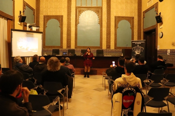 La astrónoma Leonor Ana Hernández durante la conferencia